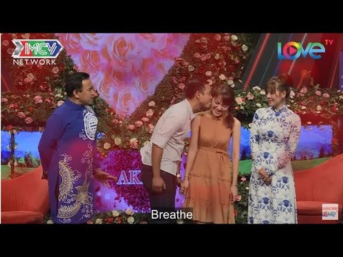 MỪNG RỠ gặp BẠN CHUNG TRƯỜNG đại học, cặp CHỊ EM liền HÔN NHAU trước sự NGỠ NGÀNG của ÔNG MAI IBMHH