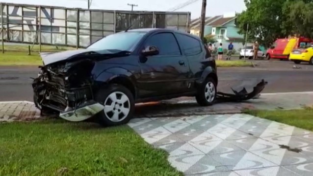 Mulher fica ferida em forte colisão no Bairro Coqueiral