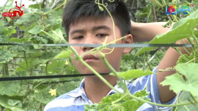 Bất ngờ bắt gặp chàng diễn viên Cô Gái Đến Từ Hôm Qua đi chợ bán trứng và nông sản tại Long An