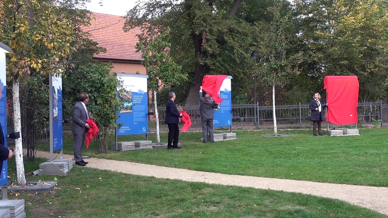 Eröffnung der Fotoausstellung zum 30. Jahrestag der Deutschen Einheit im Ribbecker Schlossgarten - Entwicklung des Havellandes