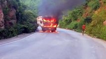 बीच सड़क पर आग का गोला बना ट्रक
