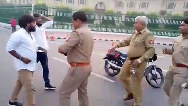 भीम आर्मी के कार्यकर्ताओं ने विधानसभा के सामने किया प्रदर्शन