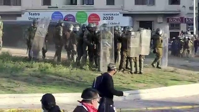 Joven cae de un puente en protestas en Santiago a casi un año de revuelta social en Chile