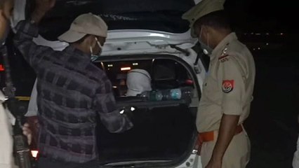 संदिग्ध वाहनों की पुलिस ने ली तलाशी