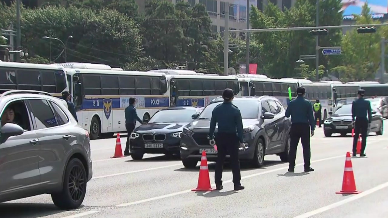 개천절 차량 집회 진행..."엄정 대응" vs "과잉 대응" / YTN