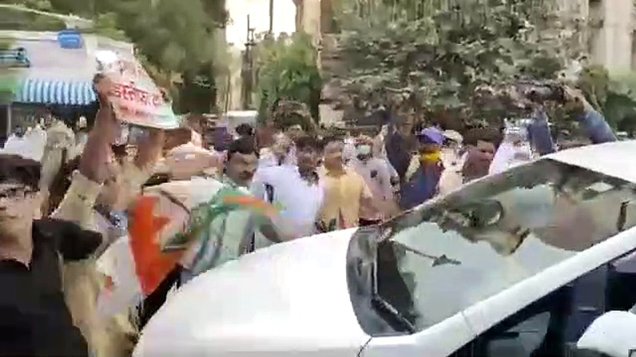 कांग्रेस कार्यकर्ताओं ने स्मृति ईरानी को घेरा,...