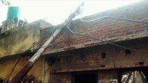 भरथना कस्बे के मोहल्ला महावीर नगर में विद्युत का पुल टूटा, मकान से टिका