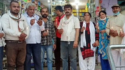 सेवाश्रम के लोगों ने कैंडल जलाकर दी श्रद्धांजलि
