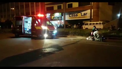 下载视频: Pedestre e motociclista ficam feridos em atropelamento na Avenida Carlos Gomes