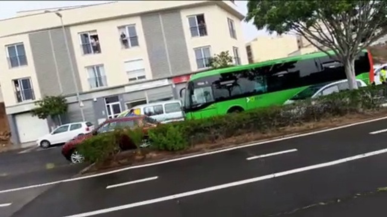 Sufre un desvanecimiento y choca marcha atrás contra una guagua en Los Majuelos