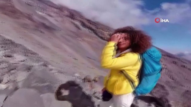 “Doğa Saçlı Kadın” küresel ısınmaya dikkat çekmek için dağın zirvesine tırmandı