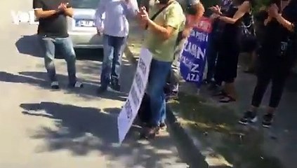 Atlasglobal mağdurları Ali Murat Ersoy'un evinin önünde maket uçak yaktı: "Rüyamda bile göremeyeceğim evde yaşayarak paramızın üzerine yatıyor"