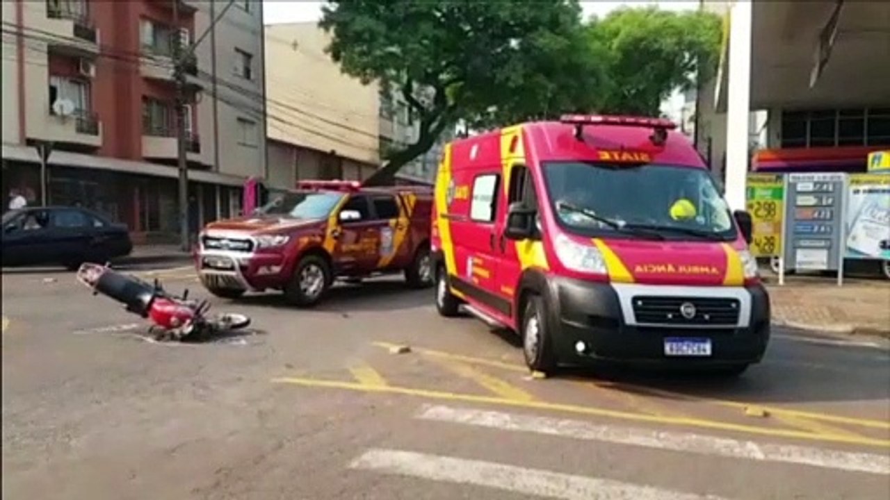 Motociclista tem graves ferimentos em batida com Jeep no Centro