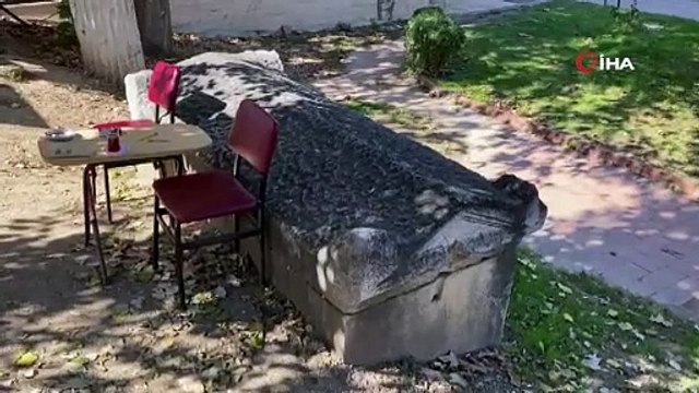Bursa'da taksi durağı önündeki 2 bin yıllık lahit unutulmaya yüz tuttu