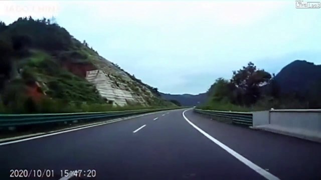 Cet automobiliste a eu beaucoup de chance... glissement de terrain impressionnant