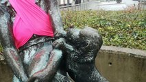 Les statues tournaisiennes habillées d'un soutien-gorge rose contre le cancer du sein