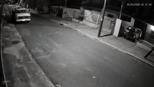 Vídeo: Em menos de um minuto, ladrões arrombam e furtam caminhonete