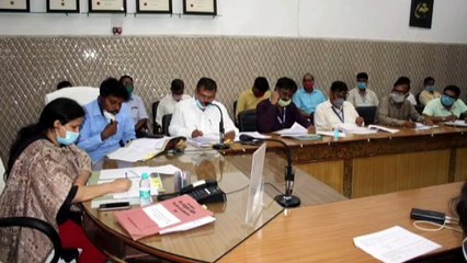 जिलाधिकारी ने अधिकारियों के साथ की बैठक