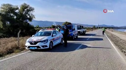 Otomobil yoldan çıkıp tarlaya savruldu