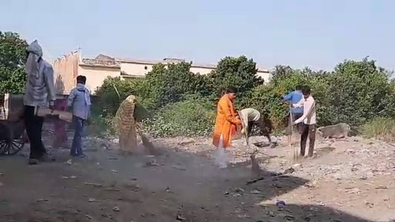 भरथना के मोहल्ला ब्रजराज नगर में चलाया गया सफाई अभियान