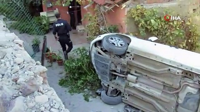 Virajı alamadı otomobiliyle evin bahçesine uçtu