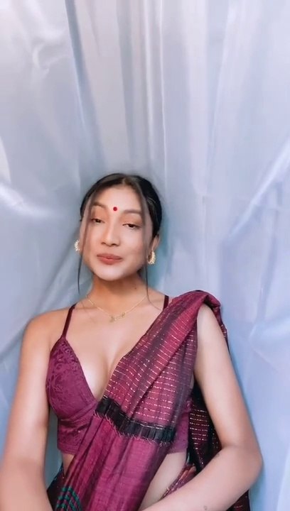 Shreejana Gazmer Very Hot Saree Dance