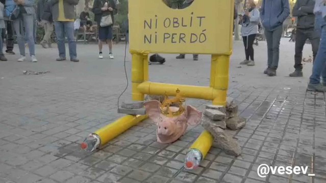 Radicales independentistas colocan una guillotina contra el rey Felipe