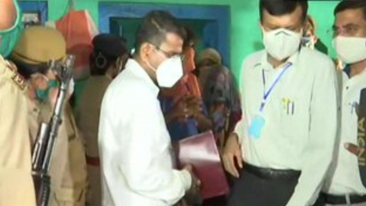 Up govt's SIT reaches victim's home in Hathras