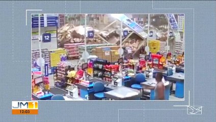 Desabamento de prateleiras em supermercado deixa um morto e oito feridos em São Luís MA.
