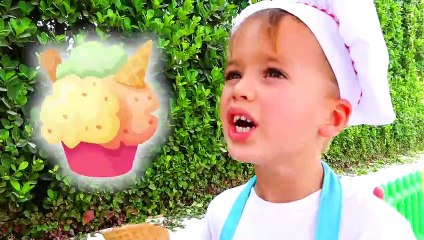Niki and Mom pretend play selling ice cream