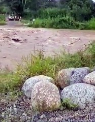 Ambulancia queda atrapada en río