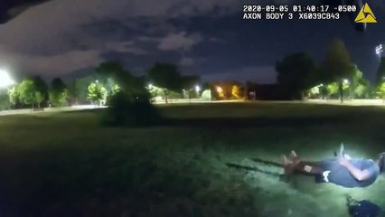 米警官がナイフを持った黒人にテーザーガンを撃ち込むも反撃される