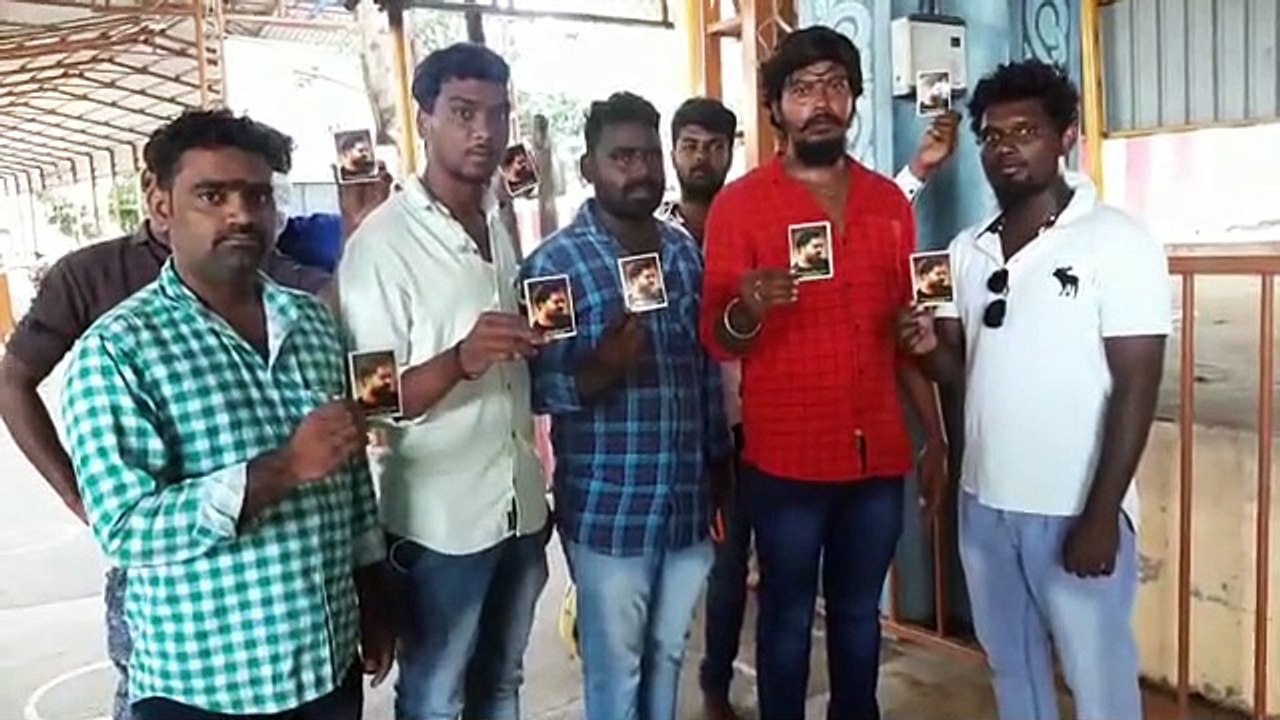 கோவிலில் நடிகர் சிம்புக்காக ரசிகர்கள் மண்டியிட்டு படிக்கட்டுகளில் ஏறி பிரார்த்தனை - வீடியோ