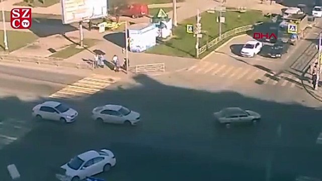 Rusya'da kaza sonrası kontrolden çıkan araç yayaların üzerine uçtu