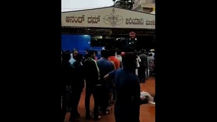 எங்கும் கிடைக்காத விலையில் பிரியாணி.. 1 கி.மீ.தூரம் காத்திருந்து வாங்கும் அசைவ பிரியர்கள் - வீடியோ