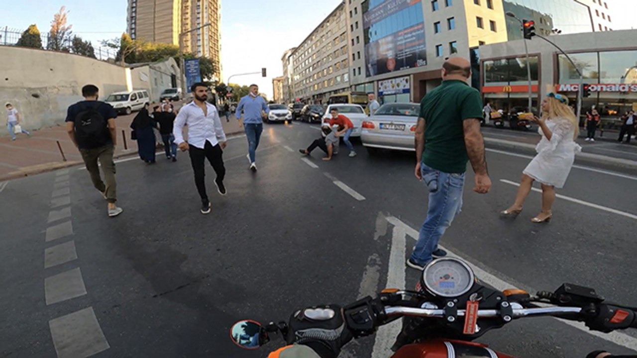 Trafikte yol verme kavgası kamerada