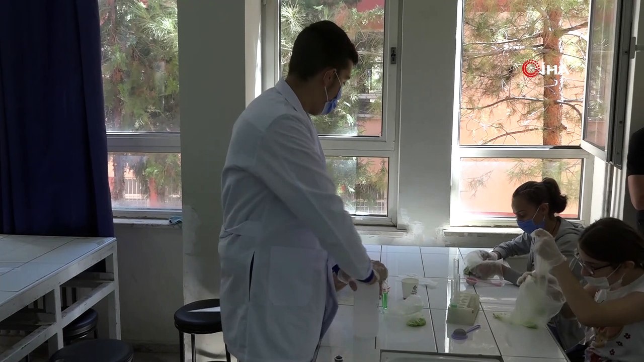 Üniversite öğrencileri köyleri gezerek çocuklar...