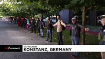 مخالفان استفاده از ماسک در مرز آلمان و سوئیس زنجیره انسانی تشکیل دادند