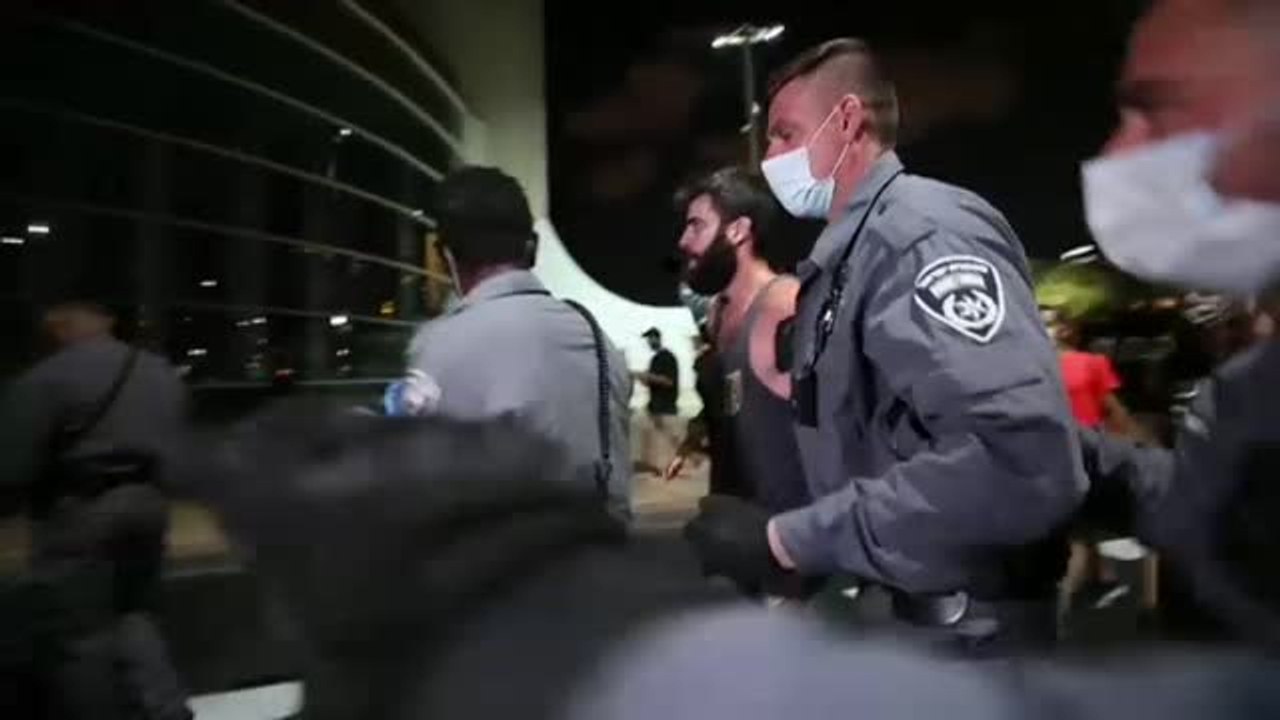 Miles de israelíes protestan contra Netanyahu pese a las restricciones de movilidad