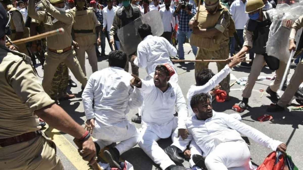 Hathras: Police lathi charge on SP workers
