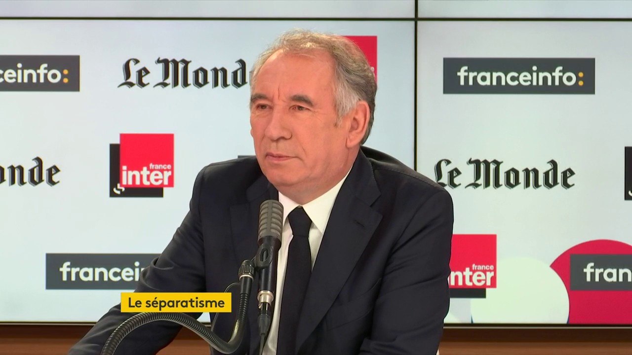 "C'est moi qui ai interdit le voile à l'école, parce que je sentais bien qu'on ne pouvait pas au sein de l'école laisser se manifester cette pratique là", rappelle François Bayrou