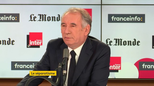 C'est moi qui ai interdit le voile à l'école, parce que je sentais bien qu'on ne pouvait pas au sein de l'école laisser se manifester cette pratique là , rappelle François Bayrou
