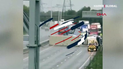 Devrilen kamyon tüm otoyolu kapadı