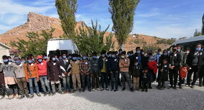 15 kişilik minibüsten ikisi ölü 72 kaçak göçmen çıktı