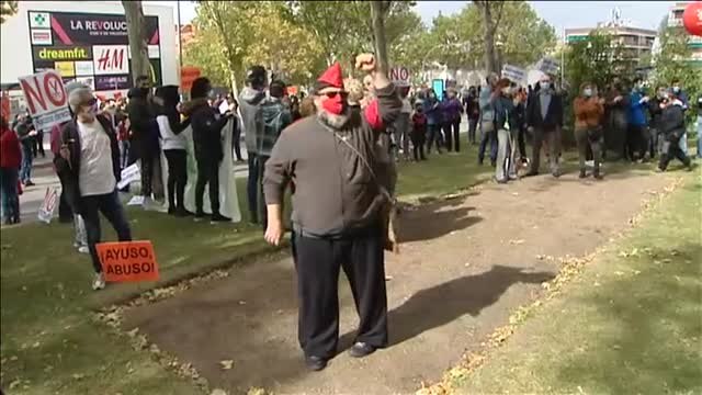 Vecinos de Vallecas piden la dimisión de Ayuso frente a la Asamblea de Madrid