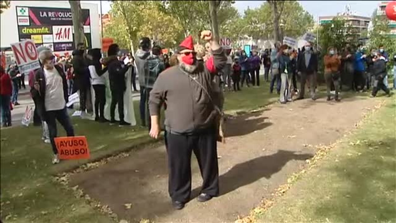 Vecinos de Vallecas piden la dimisión de Ayuso frente a la Asamblea de Madrid