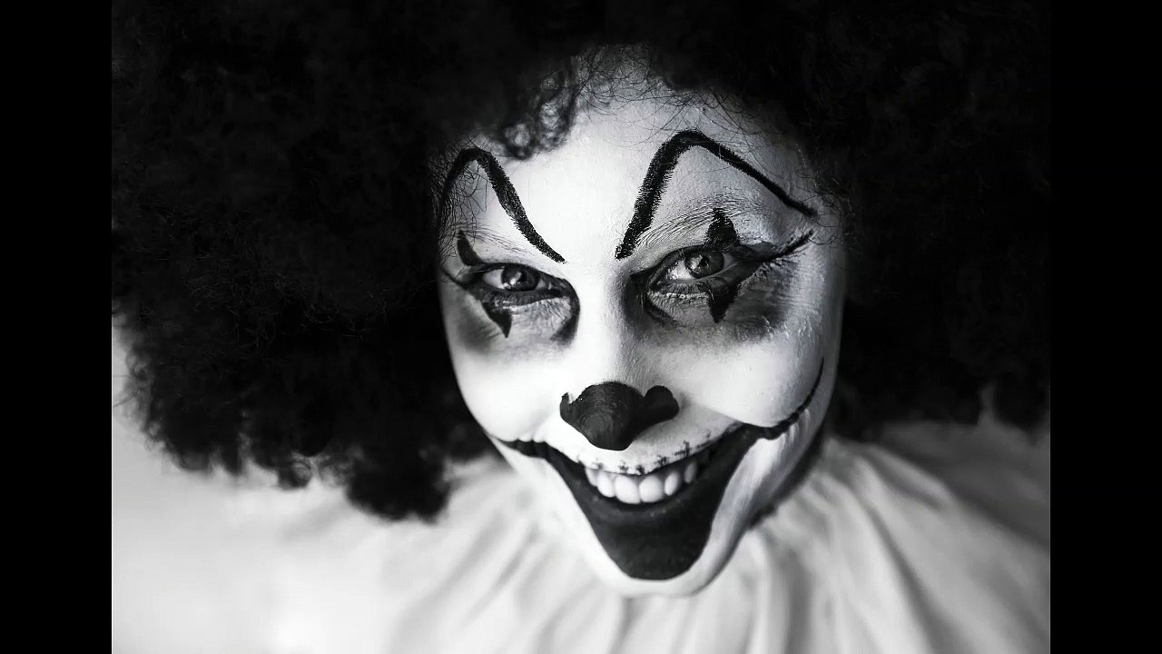 The Autobiography of a Clown, Section 01: I Am Born in a Circus Wagon