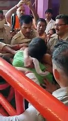 मंदिर में गर्भगृह में घंटा बजाने को जमकर विवाद