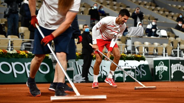 Excellent avec une raquette, très bon avec un balai : quand Djokovic aide à refaire le court