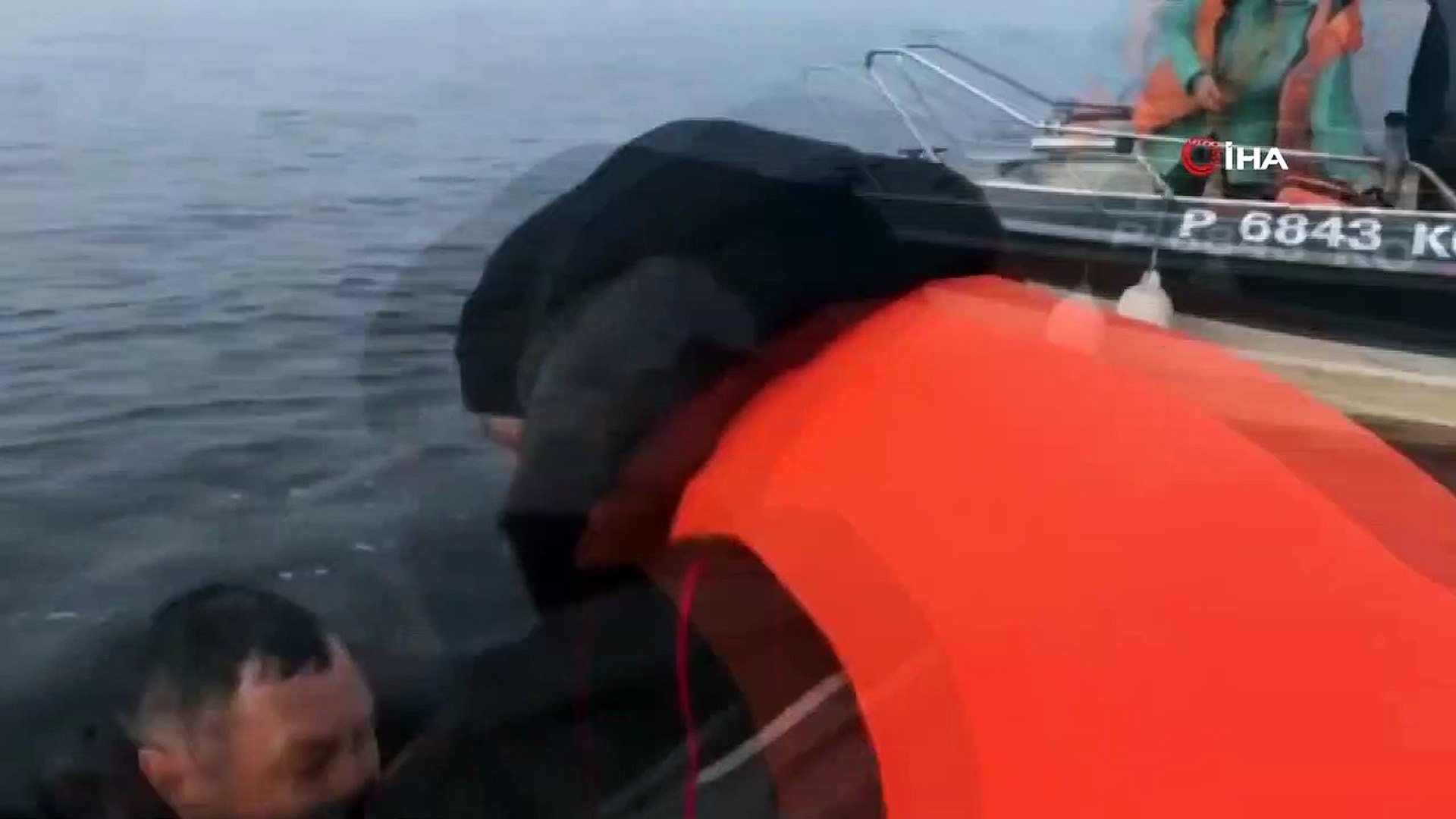 Rusya'da alabora olan teknedeki balıkçılar son anda kurtarıldı - Dailymotion Video